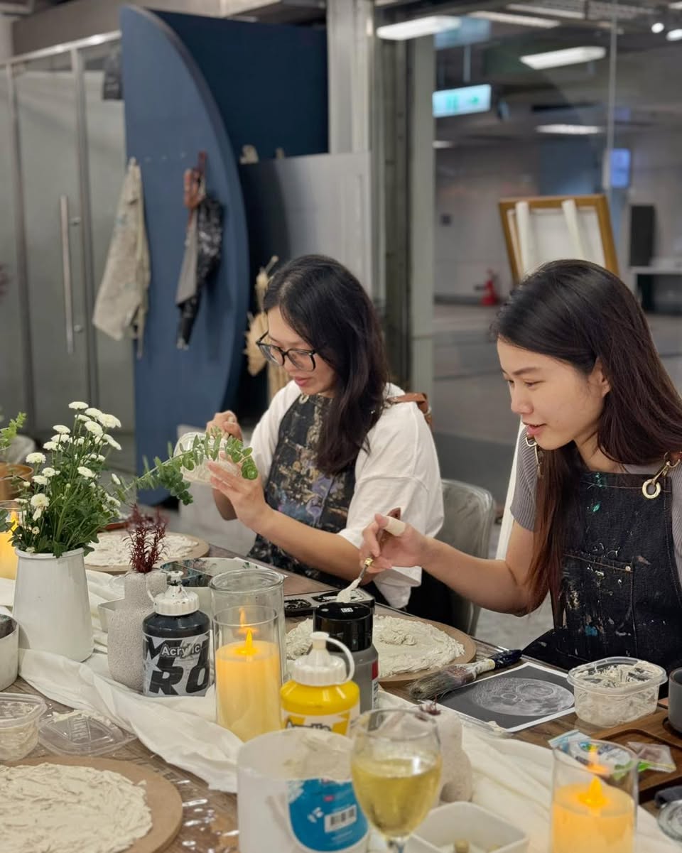 珍珠畫室高雄店：朋友一起專注創作月球燈