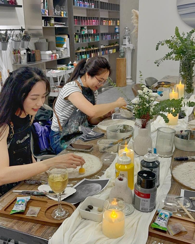 高雄店月球燈創作現場，參與者圍桌製作各自的作品
