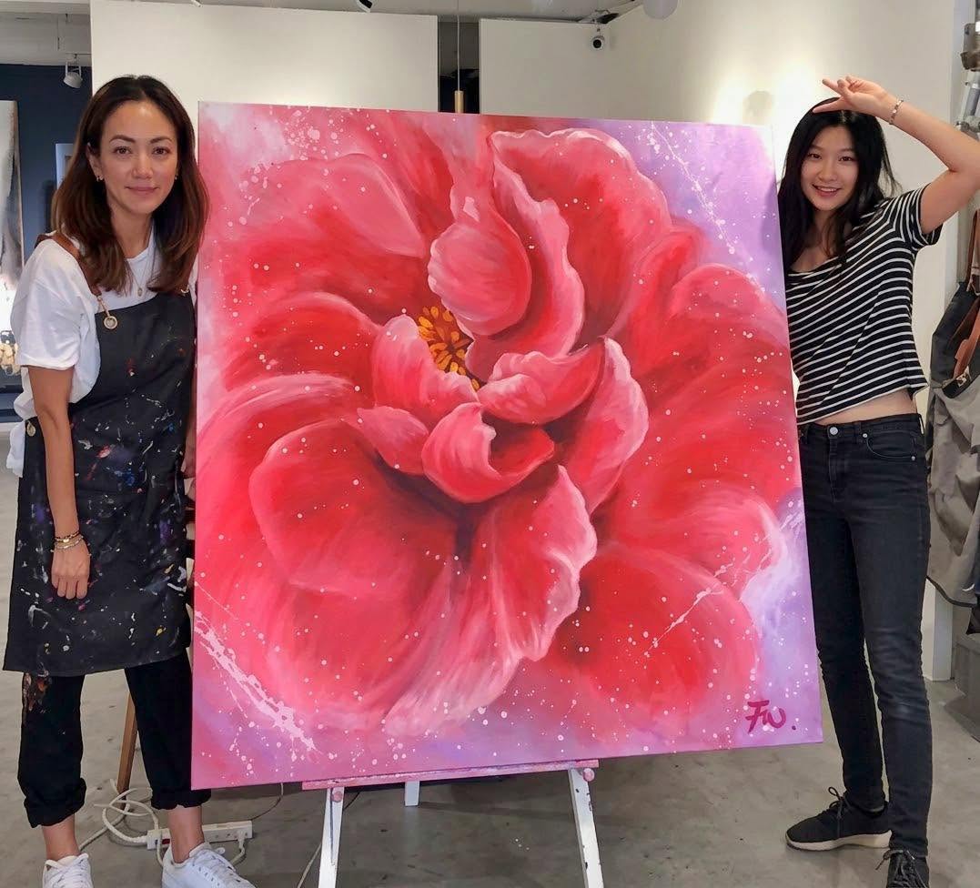 珍珠畫室大型牡丹畫作與創作者合影